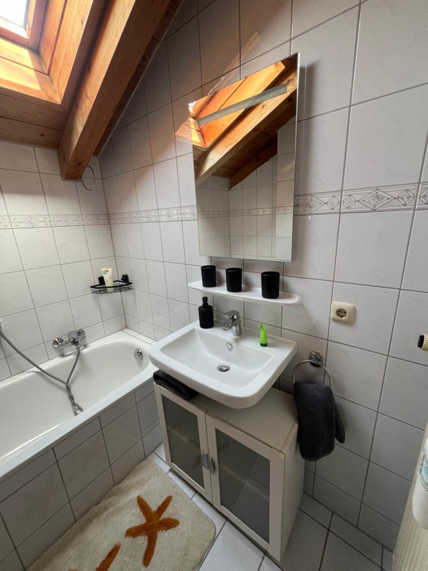 Gemuetliche Dachgeschosswohnung Mit Balkon Ainring Exterior photo